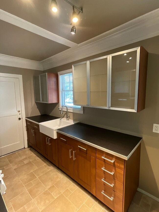 Building Photo - SPACIOUS ONE BEDROOM IN MIDTOWN!!