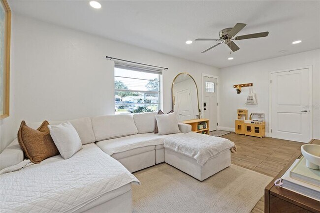 Building Photo - 3308 W Van Buren Dr