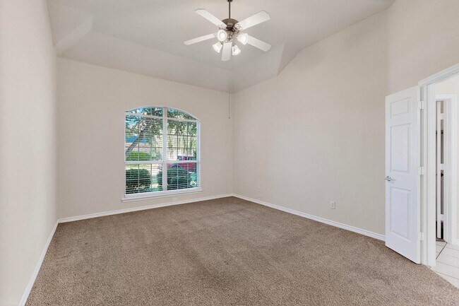 Building Photo - Spacious & Stylish Home in Quail Run-North...