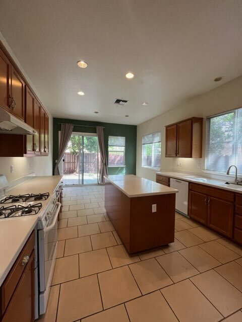 Building Photo - "Charming 4-Bedroom  with 3 Full Baths in Mountain House – Spacious 1817 Sq Ft Living!"