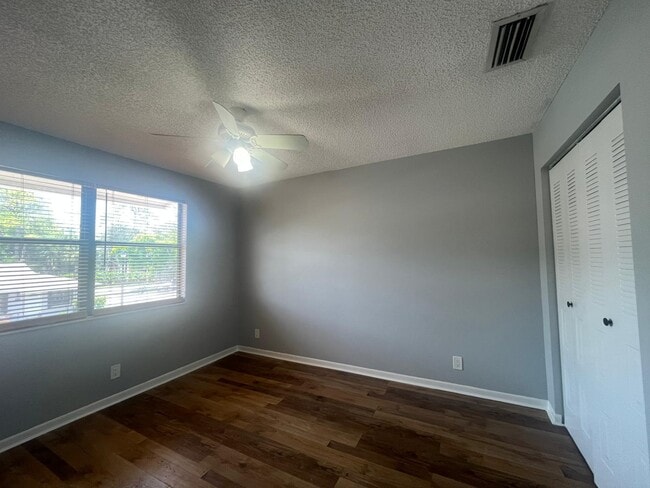 Building Photo - 5184 Jog Ln