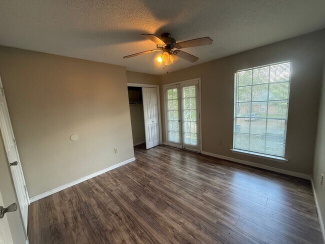 Building Photo - 1110-1112 Willow Creek Dr