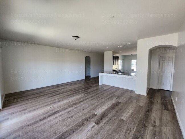 Building Photo - 3 bedroom/ 2 bathroom home located in a cu...