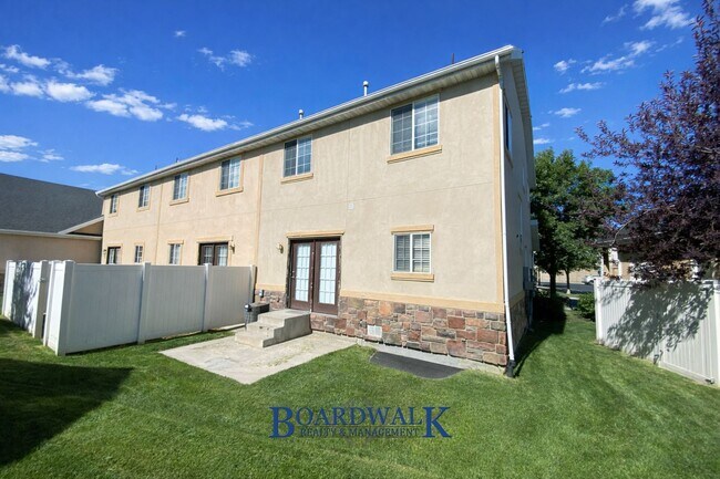 Building Photo - Beautiful 3 Bedroom Townhome End Unit in Draper!