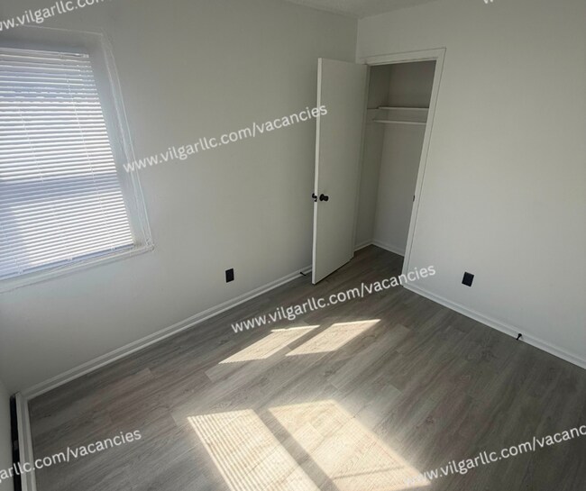 Building Photo - 5121 E 10th Ave