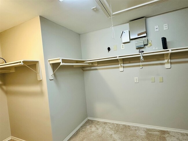 Building Photo - 5643 Walnut Glen Ln