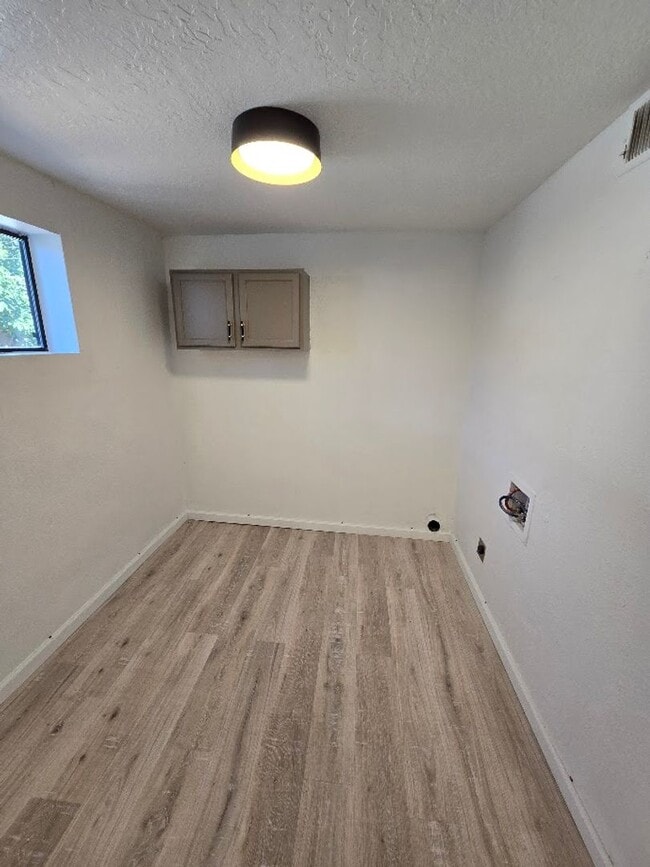 Building Photo - 3 bedroom 2 bath HOUSE for Rent near Downtown