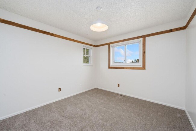 Building Photo - 2215 Derby Hill Dr