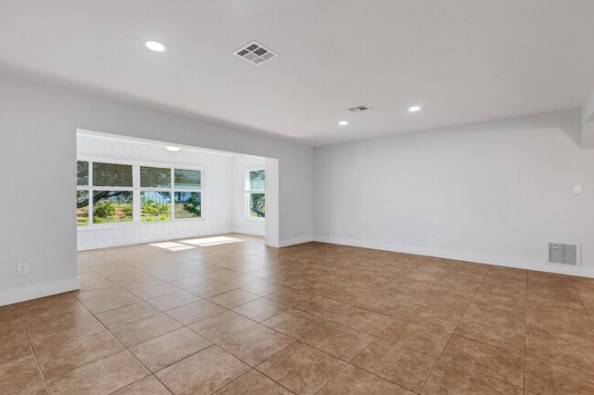 Building Photo - Modern Sarasota 3 Bedroom Home With Separa...