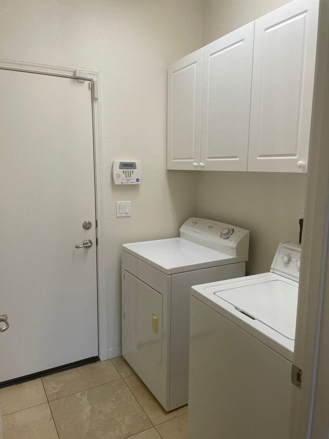 Building Photo - Double Diamond Ranch  Style Home For Rent