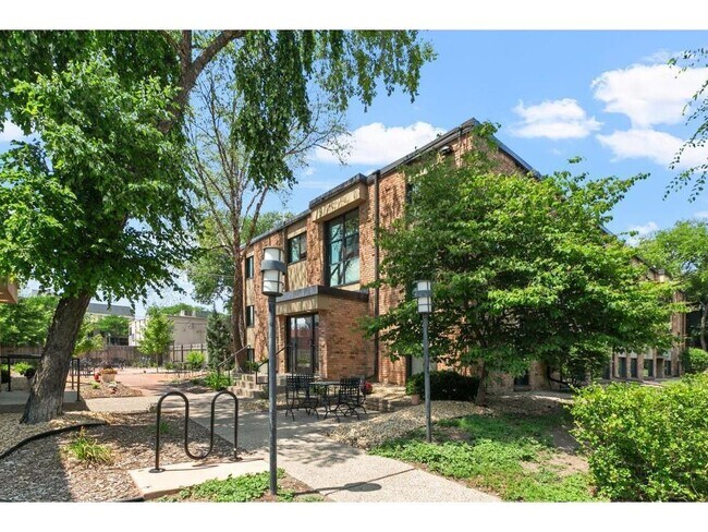 Building Photo - 2530 1st Ave S