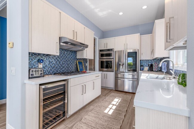 Building Photo - 546 N Indian Canyon Dr