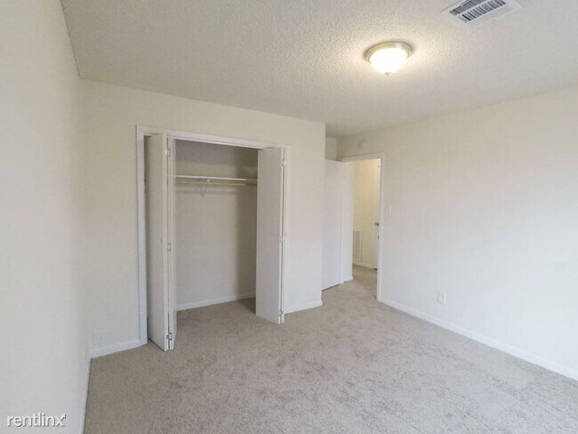 Building Photo - 2 br, 2 bath Townhome - 6609 Brittmoore Rd