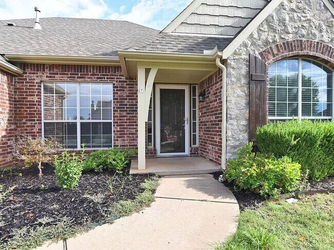 Building Photo - Beautiful 4 Bed 2.5 Bath Property in South...