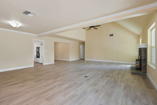 Building Photo - Spacious 5-Bedroom Home with Pool in NE Fr...