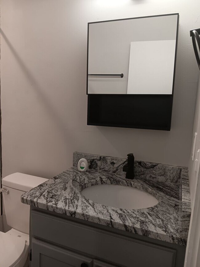 Building Photo - Remodeled & Cozy
