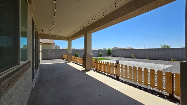 Building Photo - Newly built home with loads of space and S...
