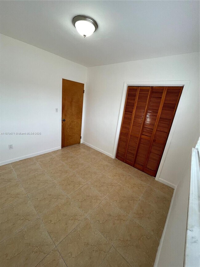 Building Photo - 894 W 69th St