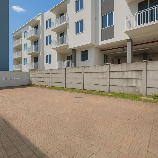 Building Photo - 637 SW 10th Ave