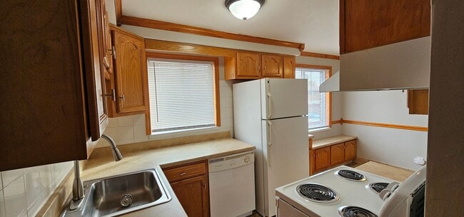 Building Photo - Spacious Townhome in Dayton’s Belmont Area...