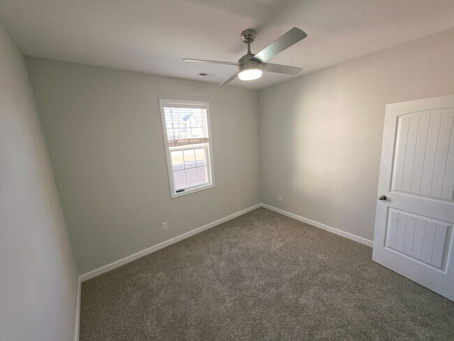 Building Photo - 4 Bedroom #3 Bath Towne Pointe