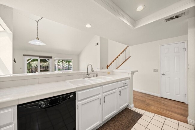 Building Photo - Beautiful Updated Corner Lot 3 Bed 3 Bath ...
