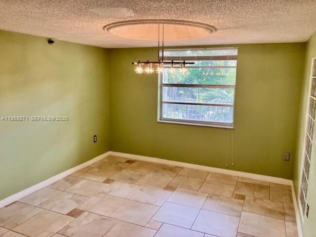 Building Photo - 3910 Inverrary Blvd