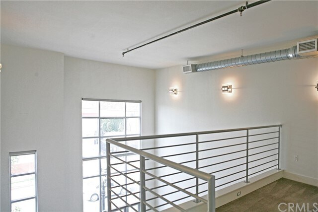 Building Photo - 940 E Civic Center Dr