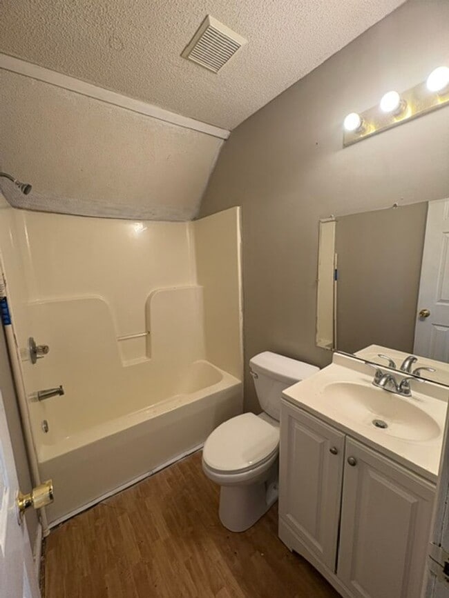 Building Photo - Renovated 3 Bedroom 2 Bath Home for Rent!