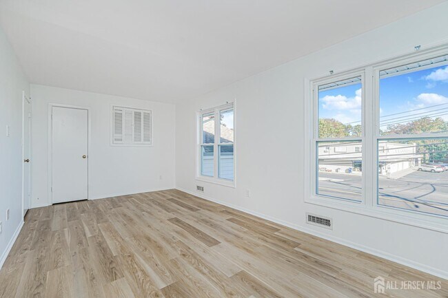 Building Photo - 17 Throckmorton Ln