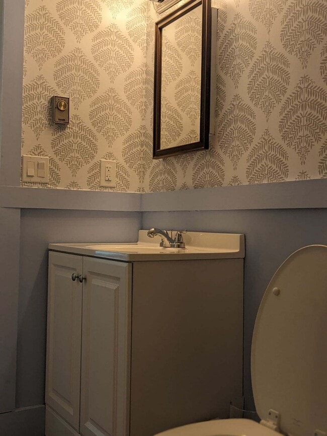Hallway Bath - 77 Glendale Rd