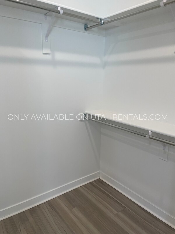Building Photo - 802 E 1400 S