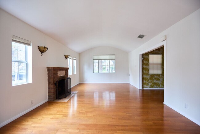 Building Photo - Edenhurst Ave. 3730 -RENTALS