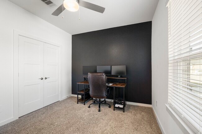 Building Photo - 573 Newcomb Holw Dr