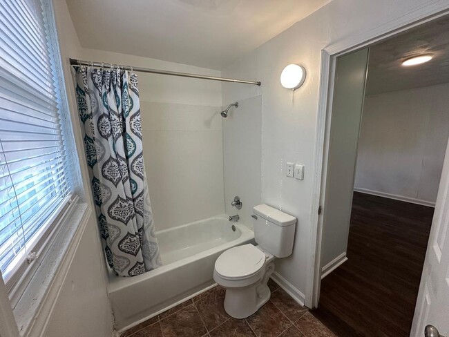 Building Photo - 461 Dennis Dr