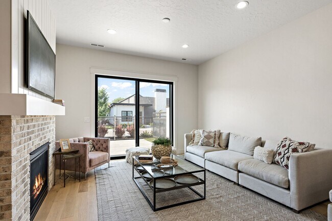 Building Photo - 2460 W Iron Coop St