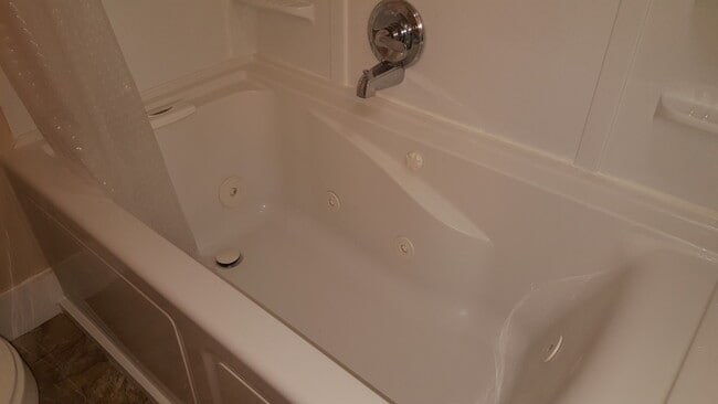 Building Photo - Welcome home to this charming and spacious 2-bedroom, 2 full bathroom single-family home in Edgew...