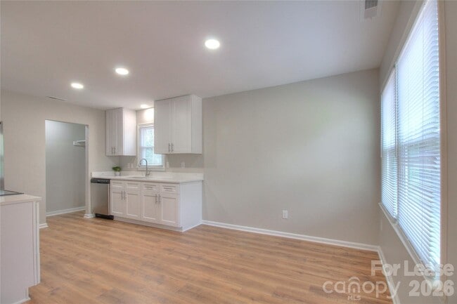 Building Photo - 700 Sharon Dr