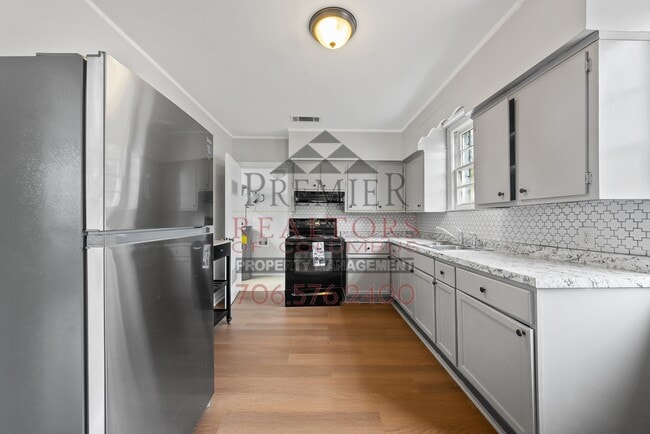 Building Photo - 3322 10th St