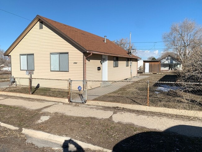 Building Photo - Updated 4 Bed Home with Large Yard