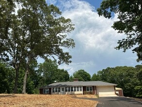 Building Photo - 3 Bedroom Ranch in Gainesville!