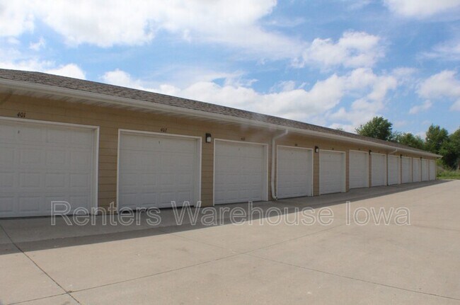 Building Photo - 2000 Meadow Ct