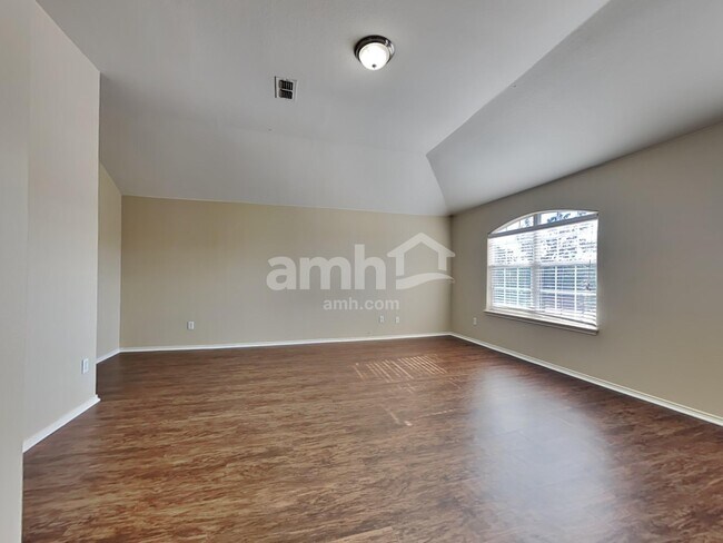 Building Photo - 700 Liberty Ln