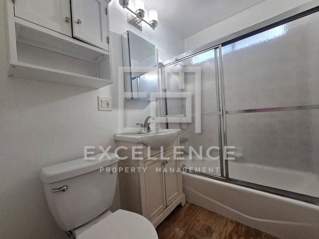 Building Photo - Beautiful 2/2 Duplex with Large Yard, Washer and Dryer and AC - Walk to Valley Fair