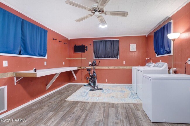 Building Photo - 681 Emar Dr