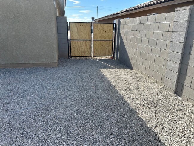 Building Photo - DESERT SANDS