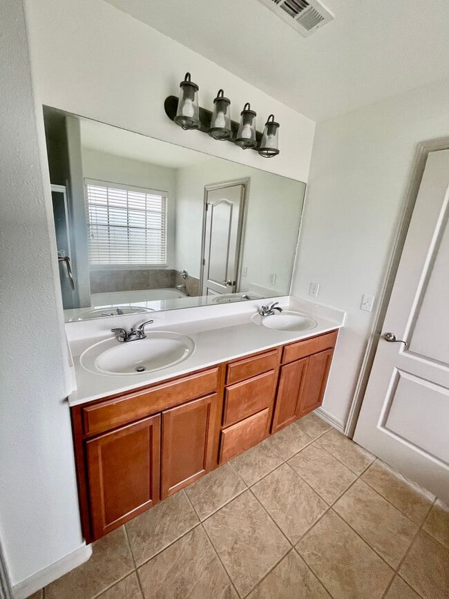 Building Photo - Gorgeous 3 Bedroom/ 2 Bath Home for Rent i...