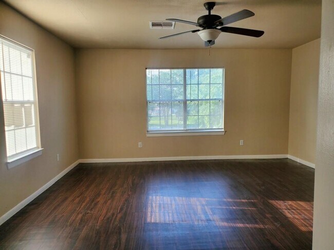 Building Photo - 512 Avenue A
