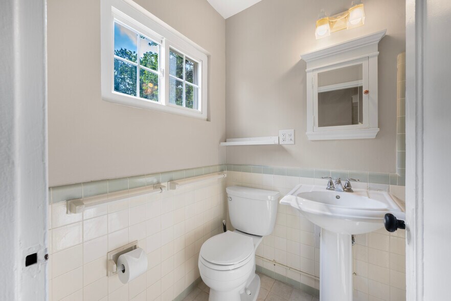 Building Photo - 3624 Valley Dr