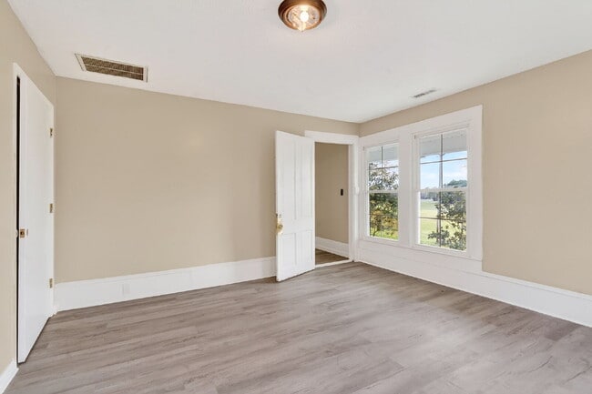 Building Photo - 409 Meadow Rd